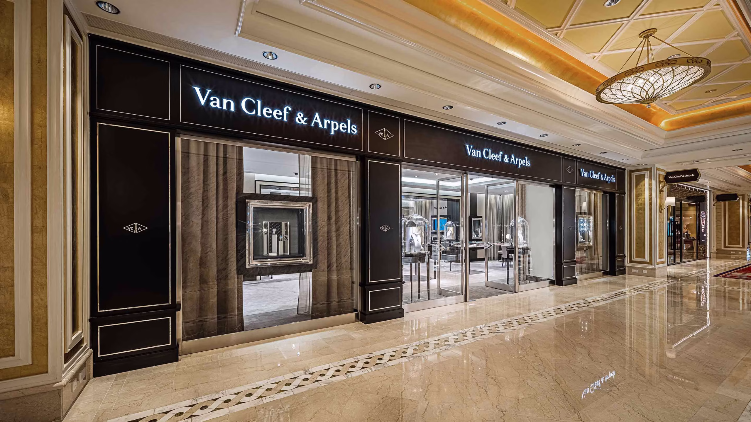 Why Do Luxury Stores Replace an Entire Window Every Few Weeks? 1 g2qK7ImHRTylkW6fKvAtRA scaled